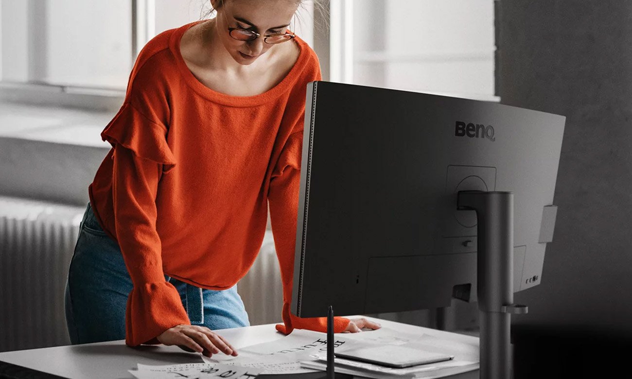 Женщина использует монитор BenQ PD2506Q