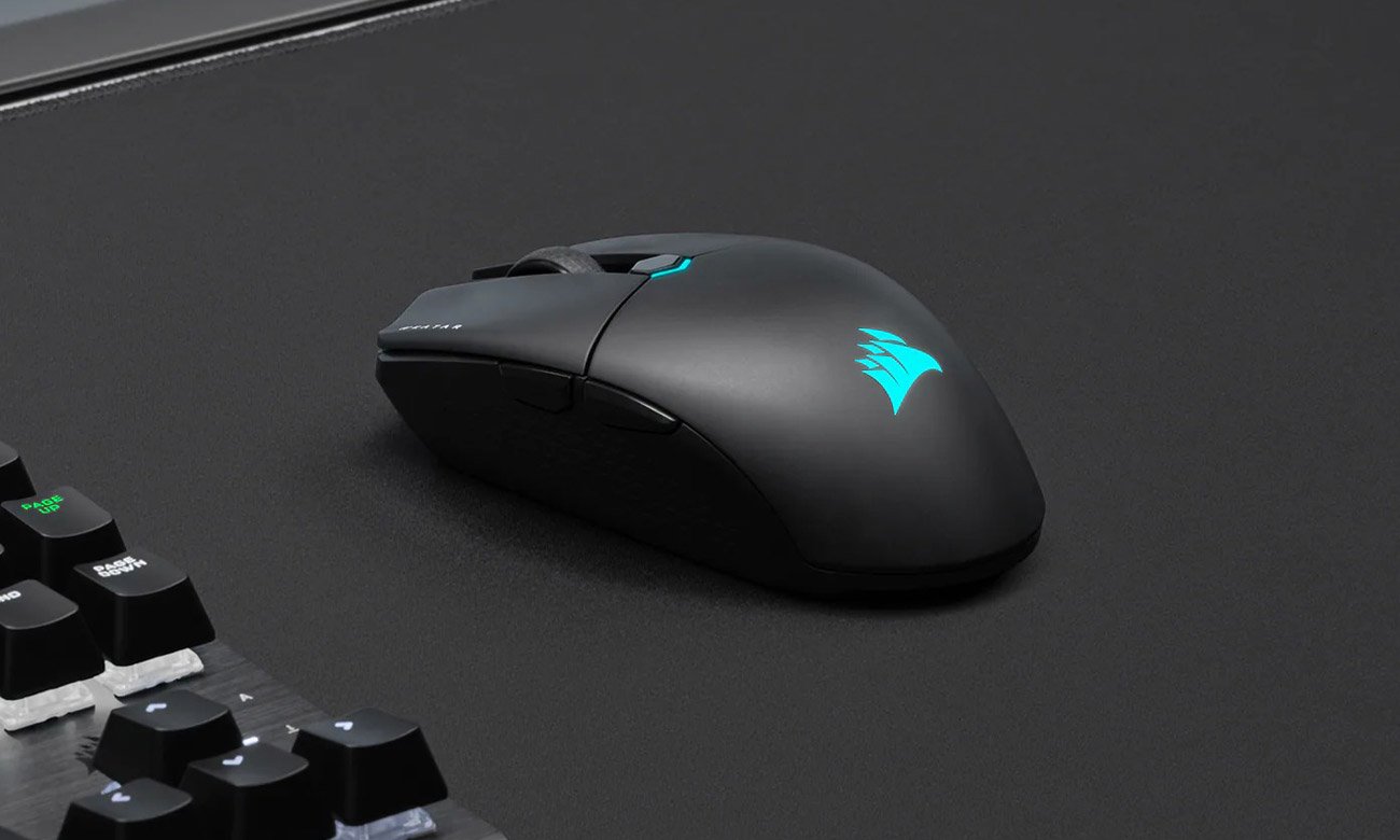 Corsair Katar Elite Wireless на коврике для мыши