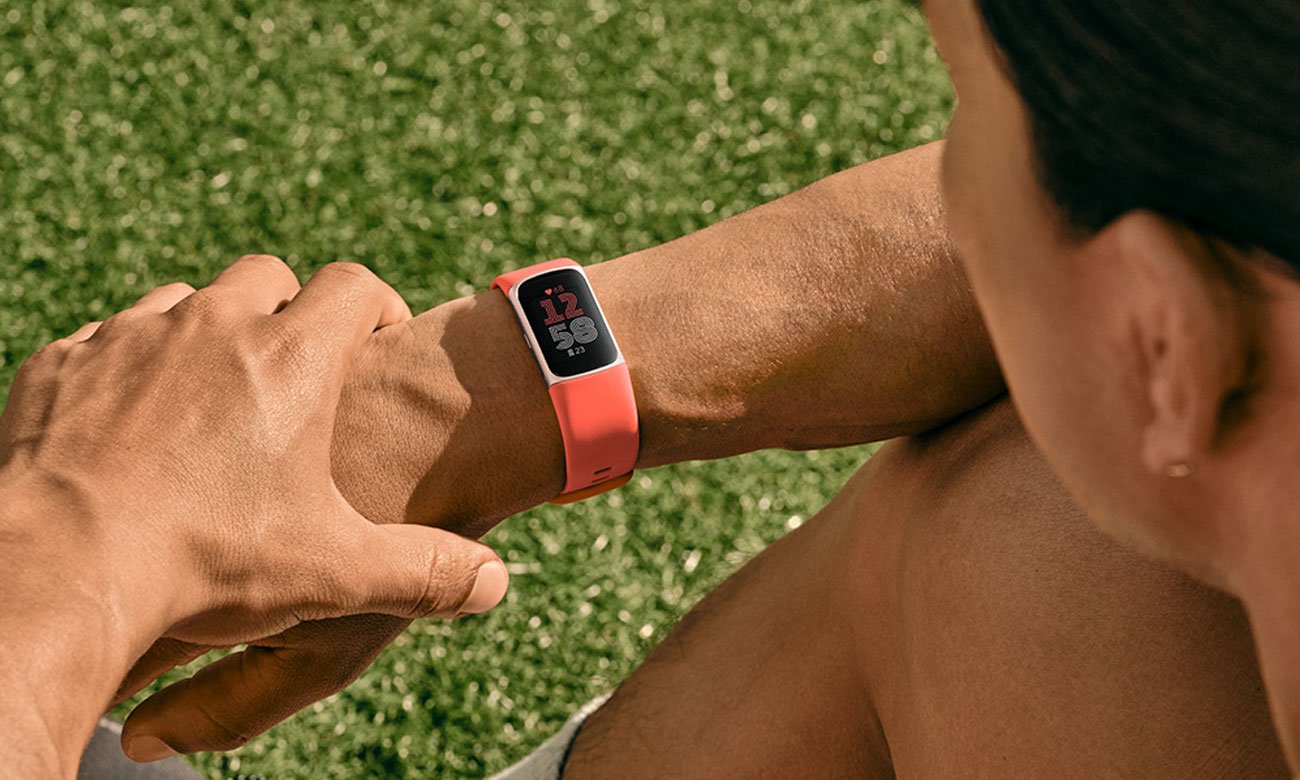 Google Fitbit Charge 6 корал