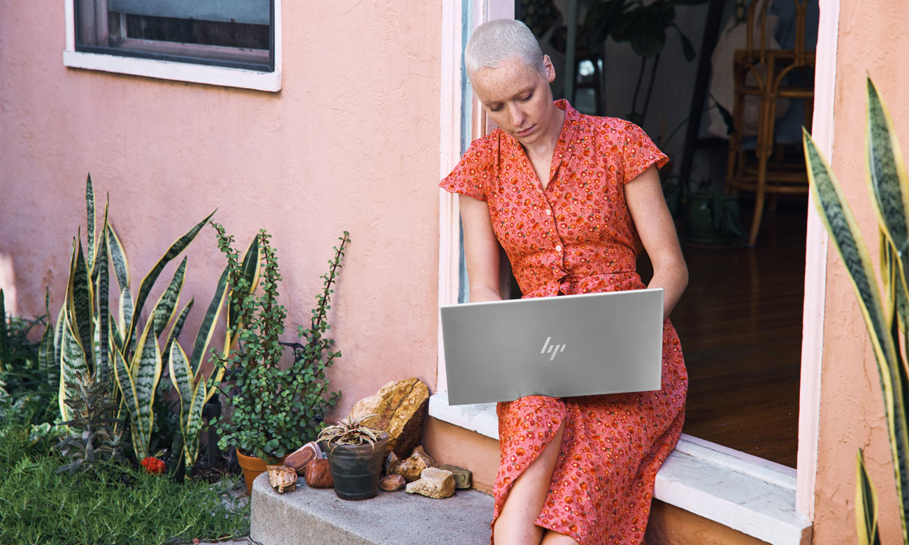 HP ENVY 16 сзади