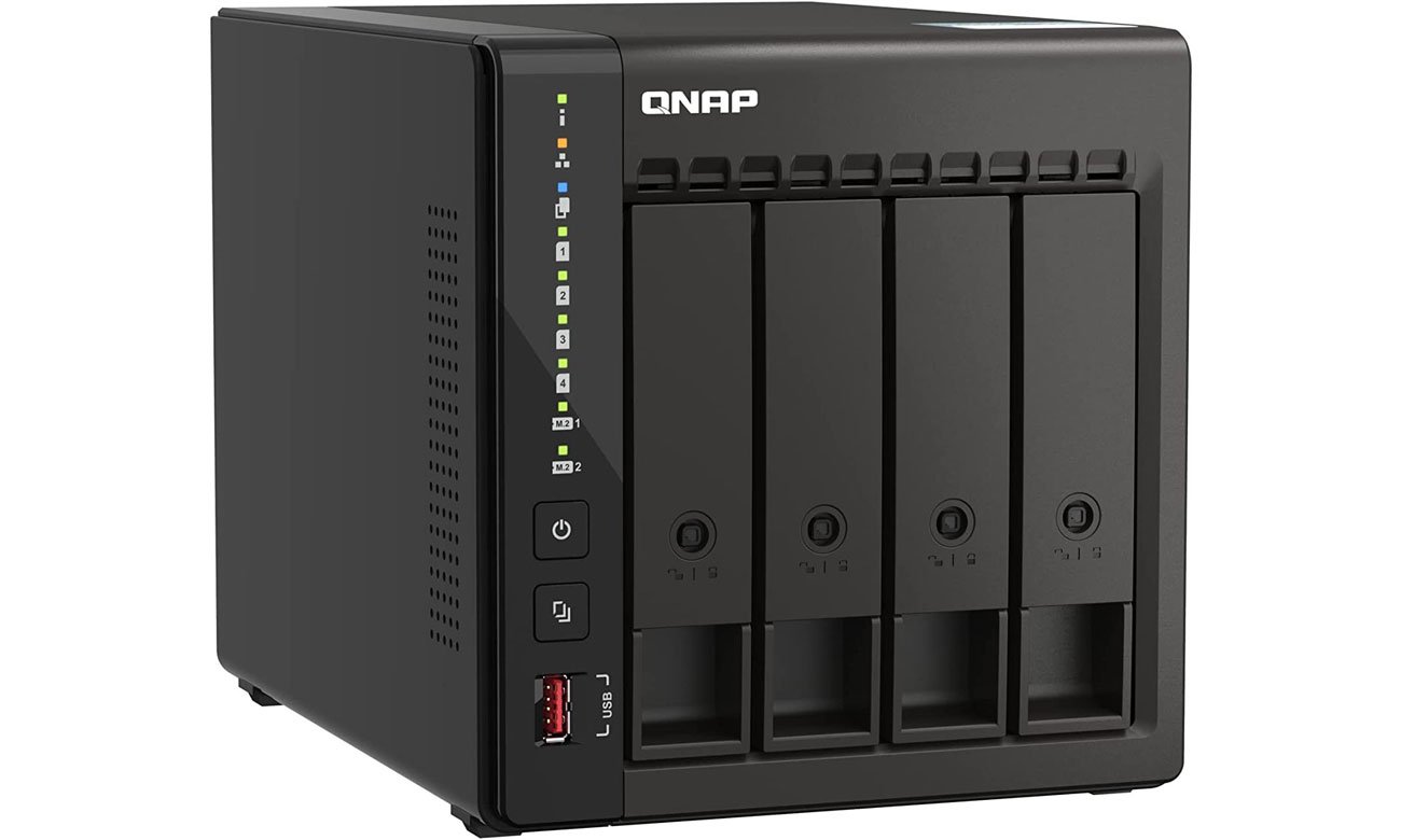 QNAP TS-453E-8G Вид слева