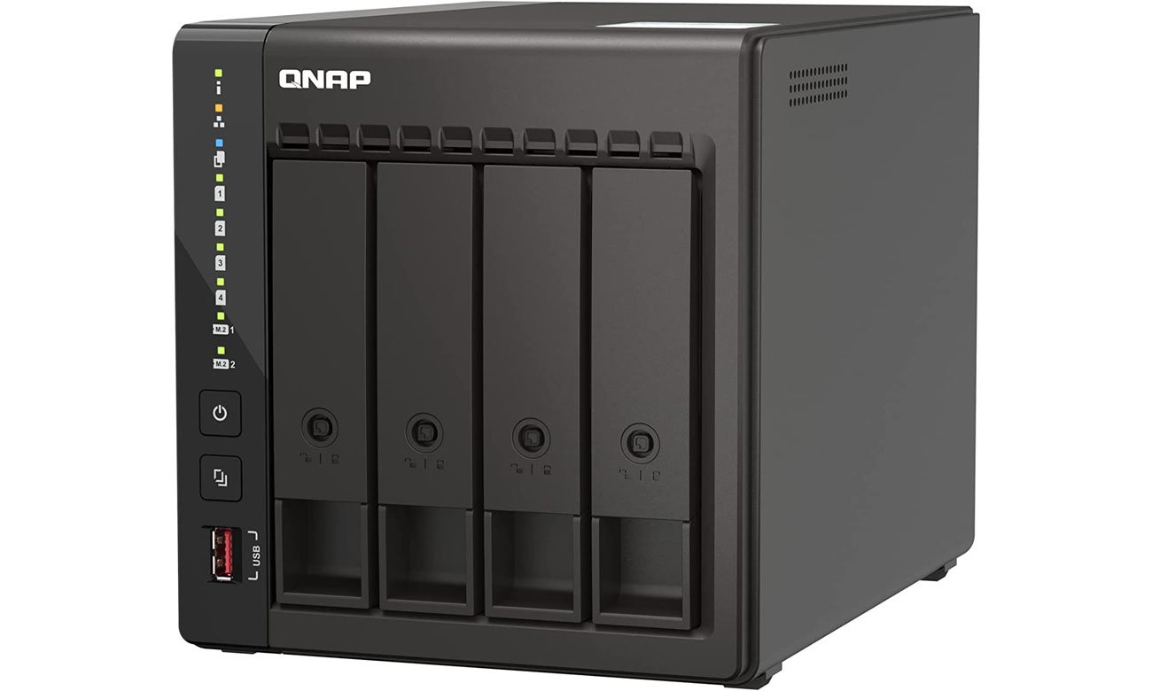 QNAP TS-453E-8G Вид справа