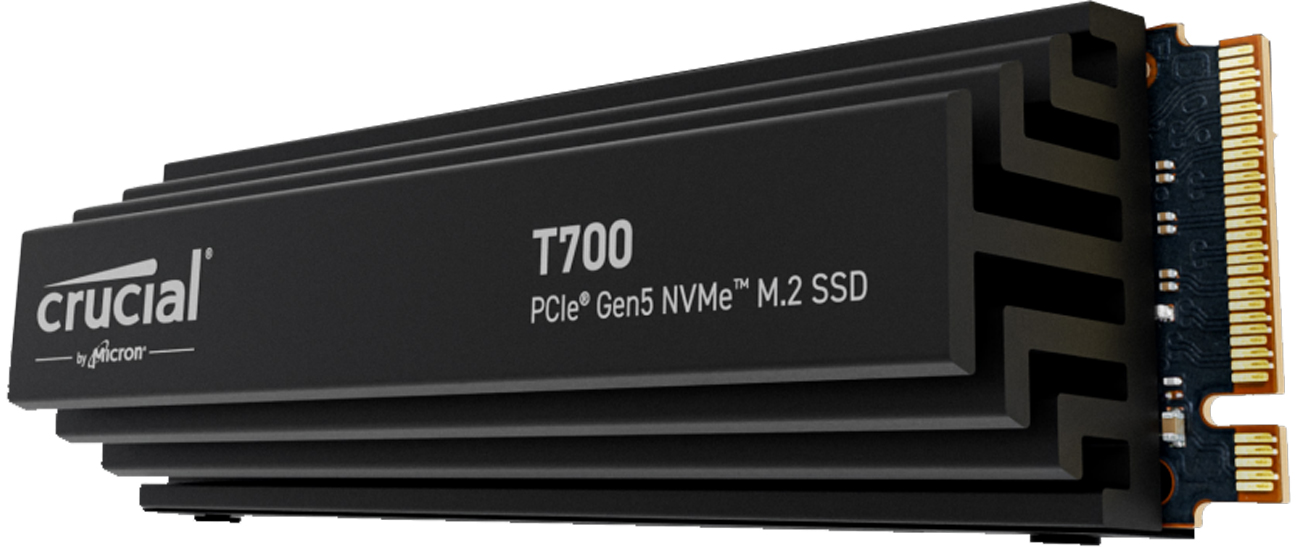 Твердотельный накопитель M.2 Crucial T700 с радиатором PCIe Gen5 NVMe – вид спереди под углом