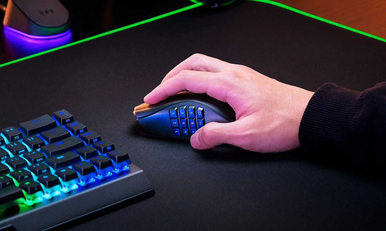 Миша Razer Naga V2 Pro на підкладці біля клавіатури