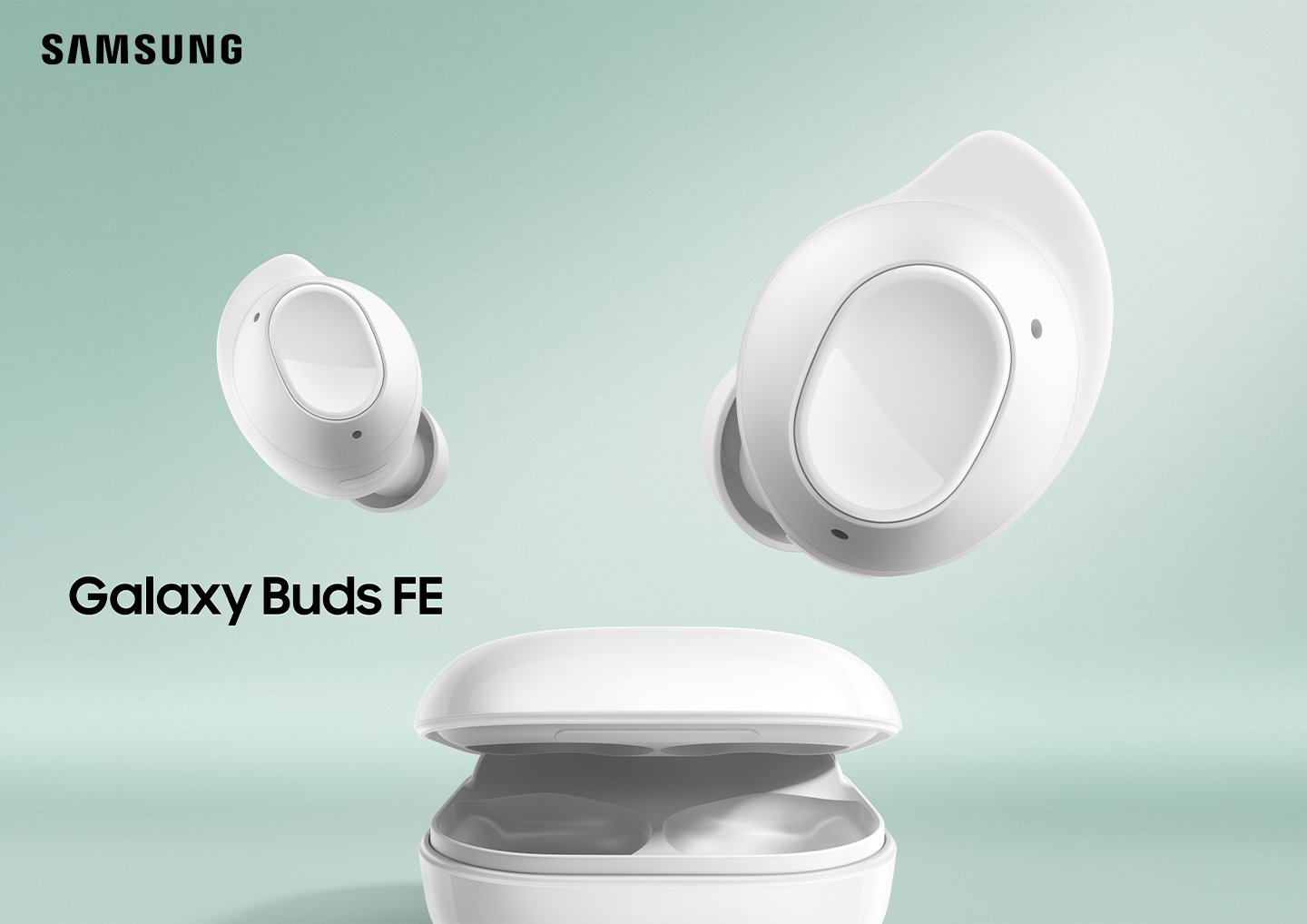 Galaxy Buds FE pokazane z dwiema słuchawkami unoszącymi się nad lekko otwartym etui ładującym.