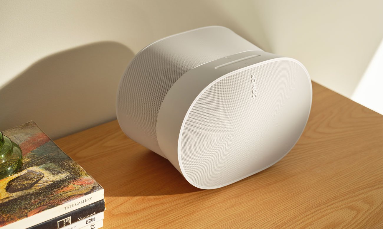 Колонка Sonos ERA 300 розміщена на комоді