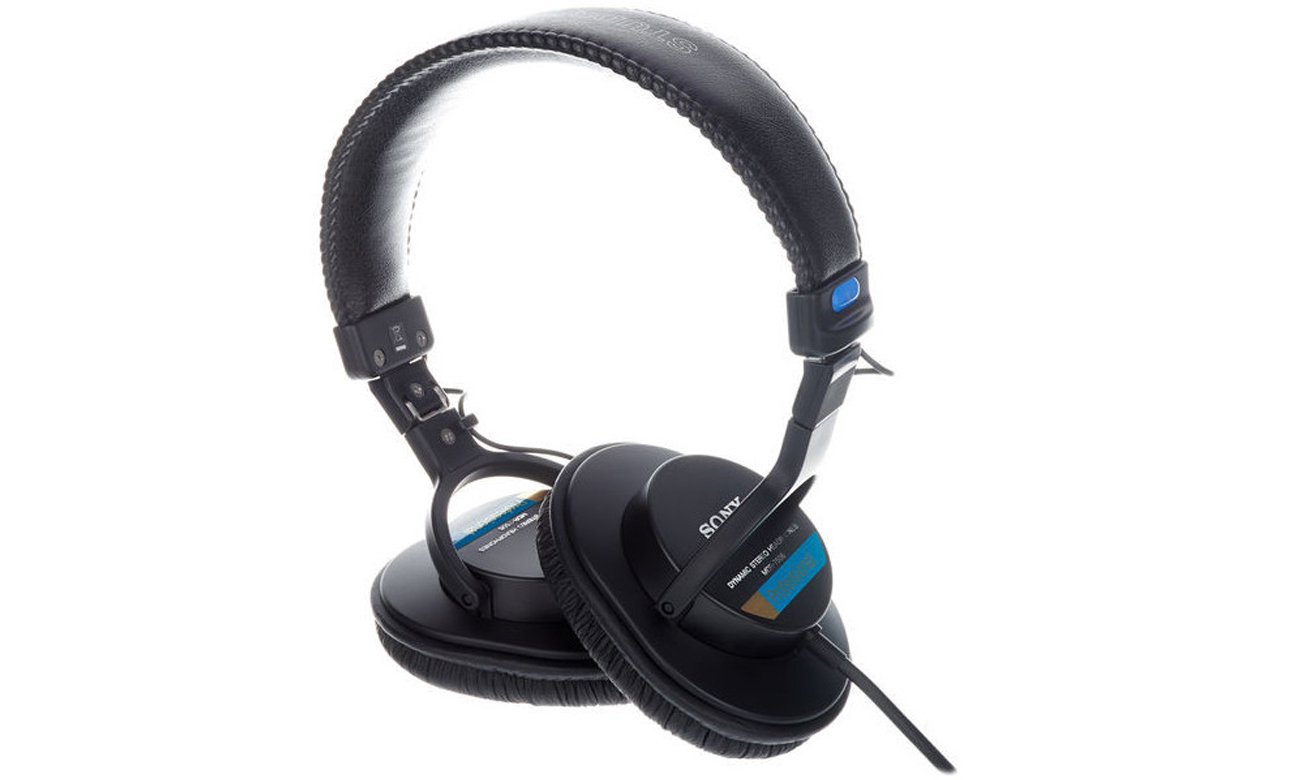 Студійні навушники Sony MDR-7506 - кутовий вид спереду