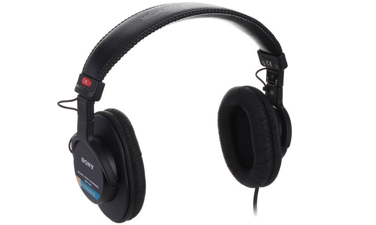 Студійні навушники Sony MDR-7506 - кутовий вид спереду