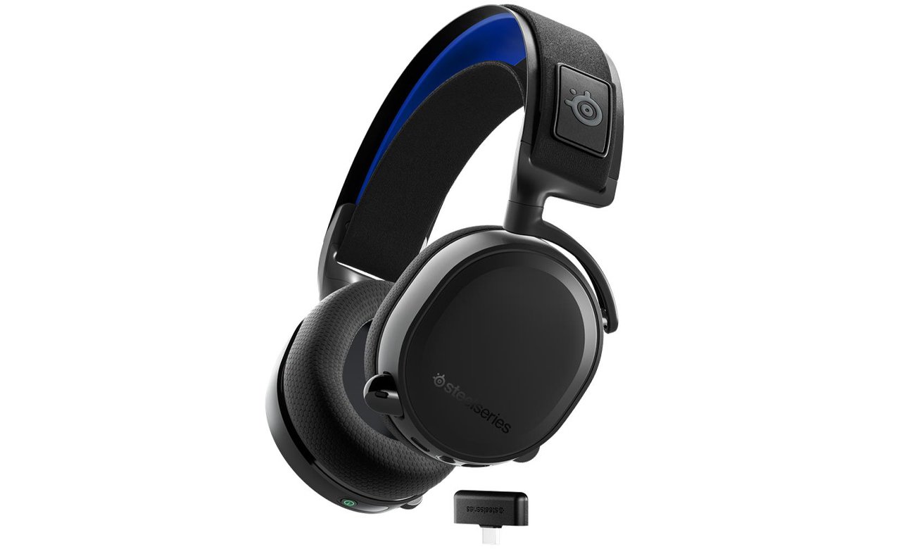 Беспроводная гарнитура SteelSeries Arctis 7P+ Black – угловой вид спереди + адаптер